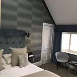 Ascot House Hotel