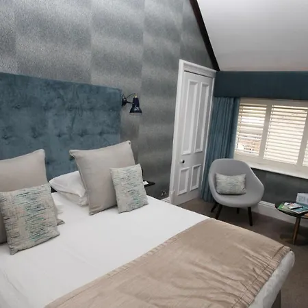 Ascot House 4*