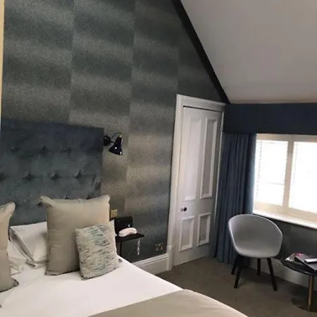 Ascot House Hotel